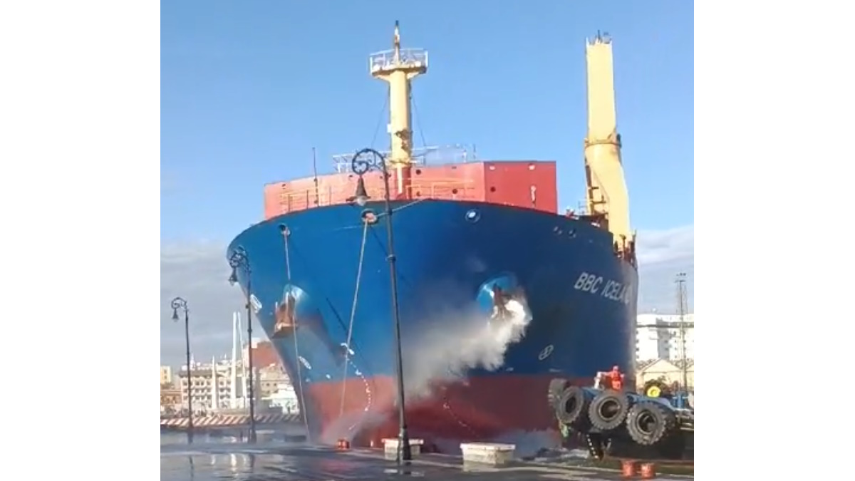 Buque choca contra el malecón en Veracruz Buque choca contra el malecón en Veracruz