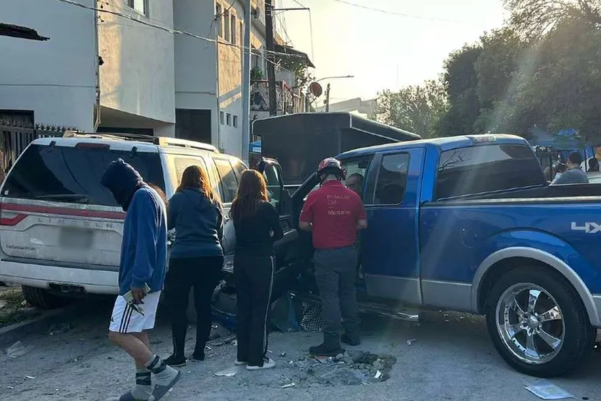 Camioneta embiste mercado rodante en Monterrey, NL; hay 5 lesionados