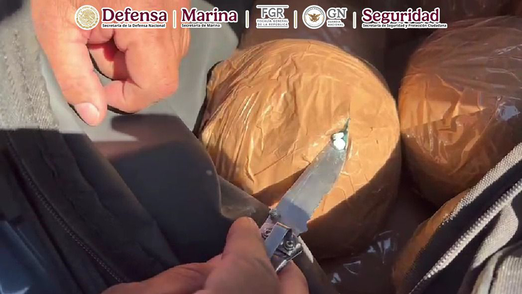 Detienen en Sinaloa a joven con dos maletas llenas de fentanilo y crystal