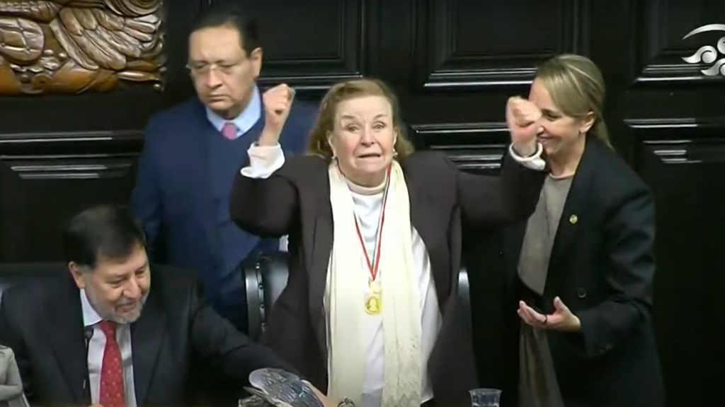 Senado entrega Medalla Belisario Domínguez a la periodista Ninfa Deándar