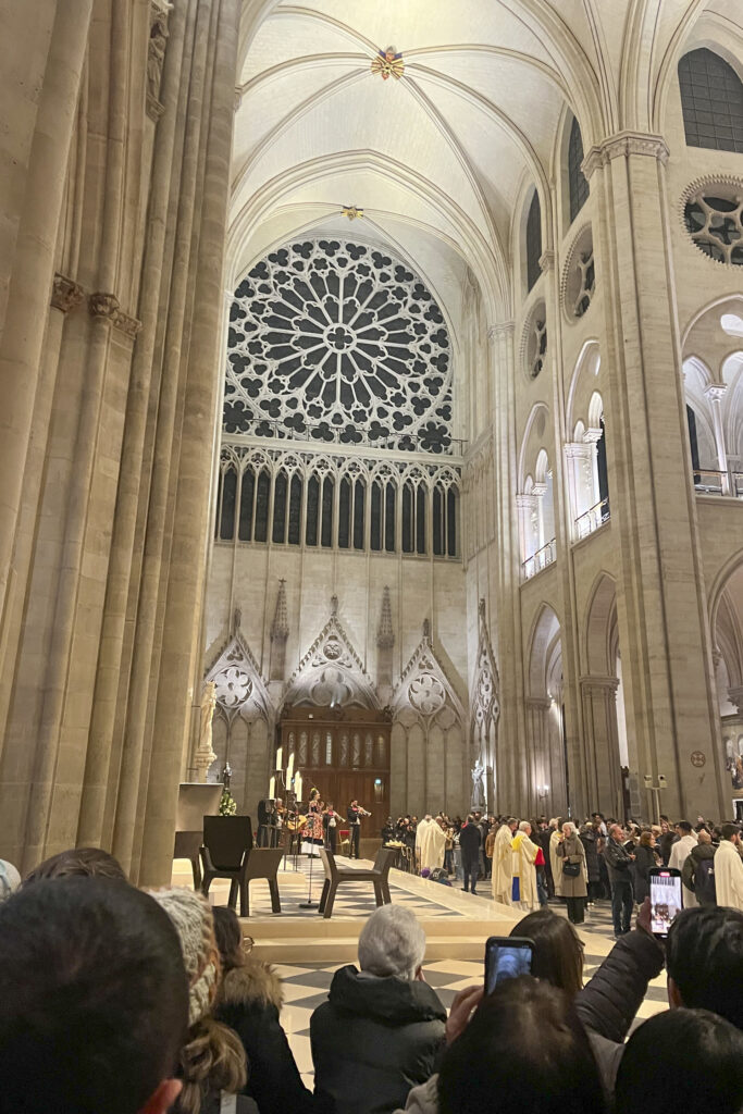 "Esta misa es un milagro", dicen mexicanos que vinieron a Notre Dame a tributo a Guadalupe - esta-misa-es-un-milagro-dicen-mexicanos-que-vinieron-a-notre-dame-a-tributo-a-guadalupe-2-683x1024