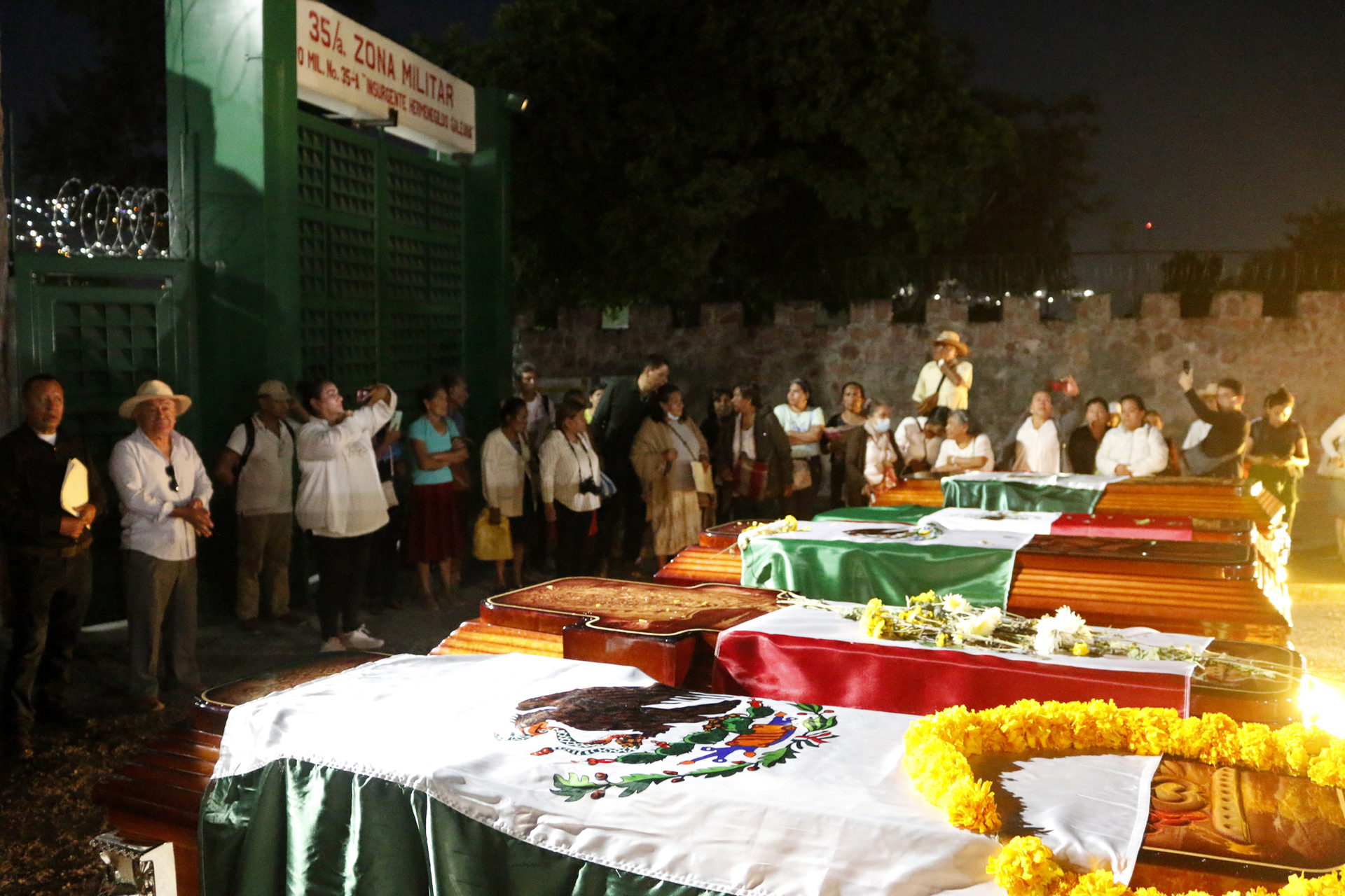 Familiares de víctimas de la ‘Guerra Sucia’ protestan con féretros en Chilpancingo Familiares de víctimas de la ‘Guerra Sucia’ protestan con féretros en Chilpancingo