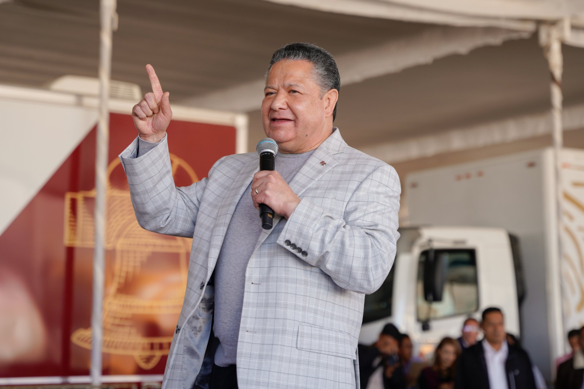 Julio Menchaca, gobernador de Hidalgo, sufre desmayo durante una gira