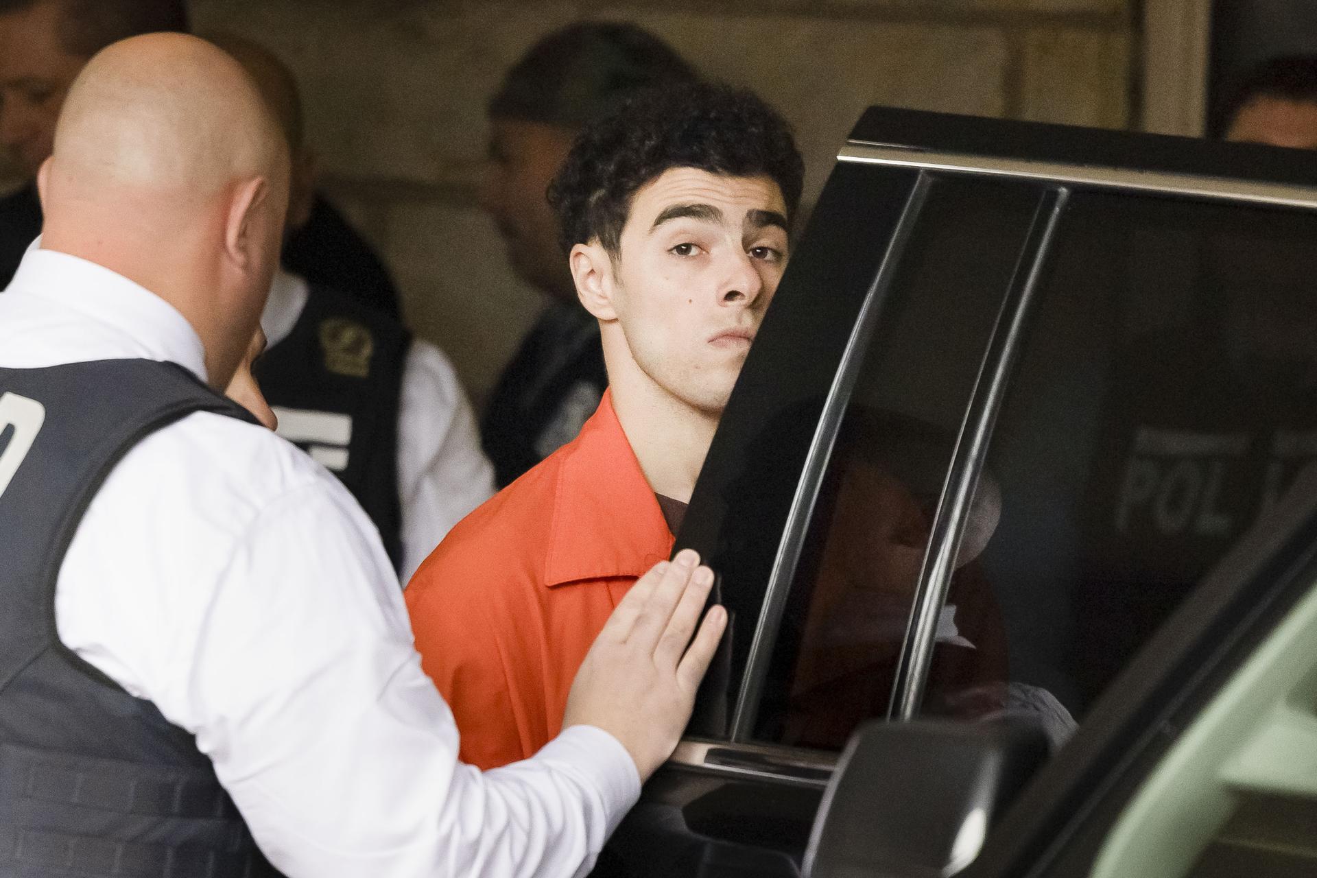 Acusan de asesinato, armas y acoso en NY a homicida de CEO de UnitedHealthcare Acusan de asesinato, armas y acoso en NY a homicida de CEO de UnitedHealthcare