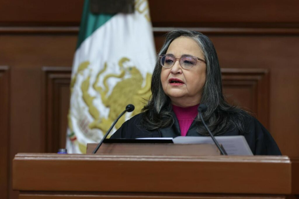 Reaparece Norma Piña a un año de su salida de la SCJN; “traigo mi acordeón”, bromea