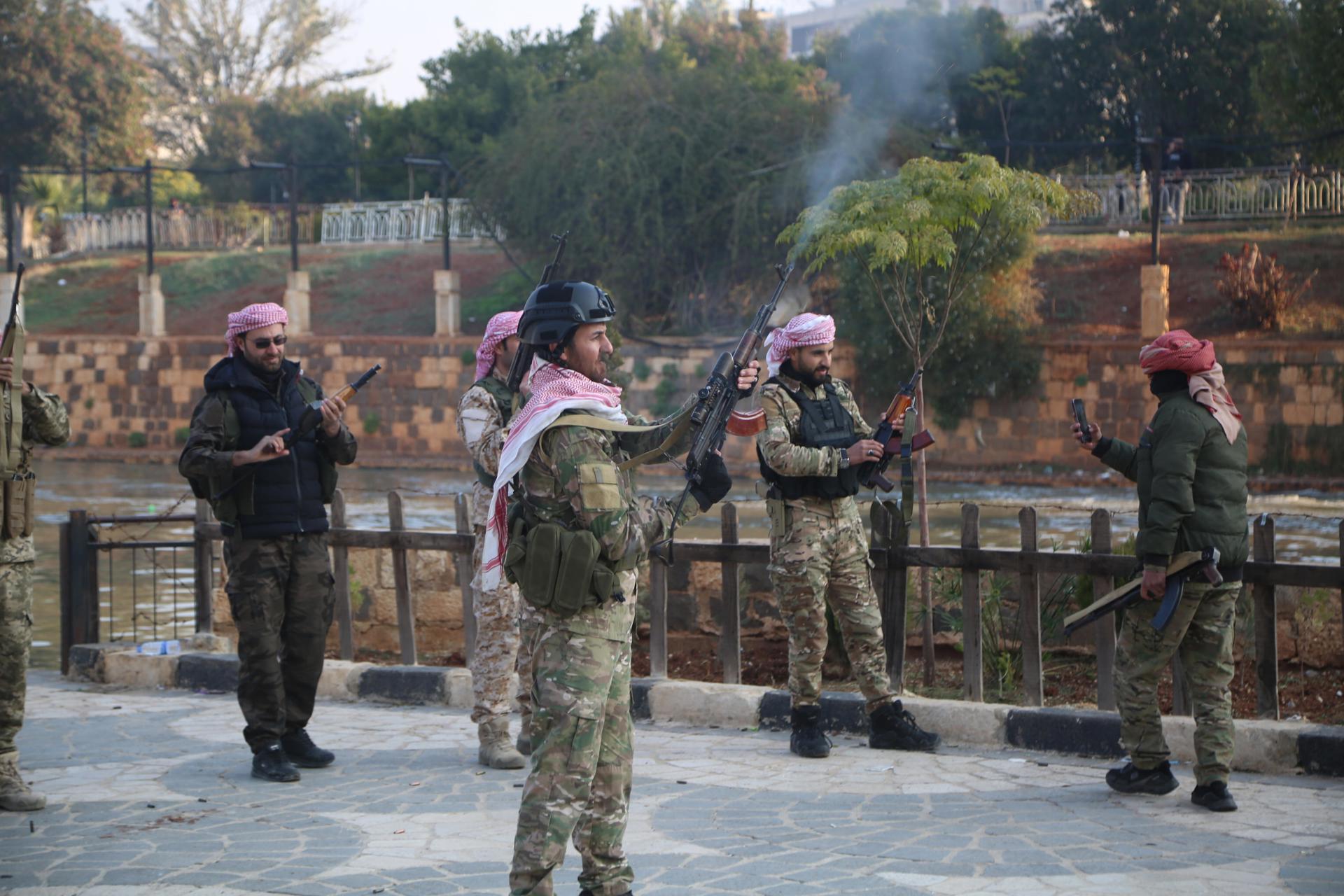 Insurgentes sirios entran en Damasco y el presidente Al Asad huye del país Insurgentes sirios entran en Damasco y el presidente Al Asad huye del país
