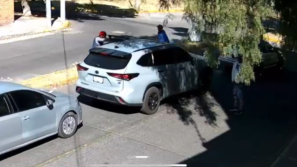 #Video Sujetos roban camioneta en Naucalpan a punta de pistola; uno ya fue detenido
