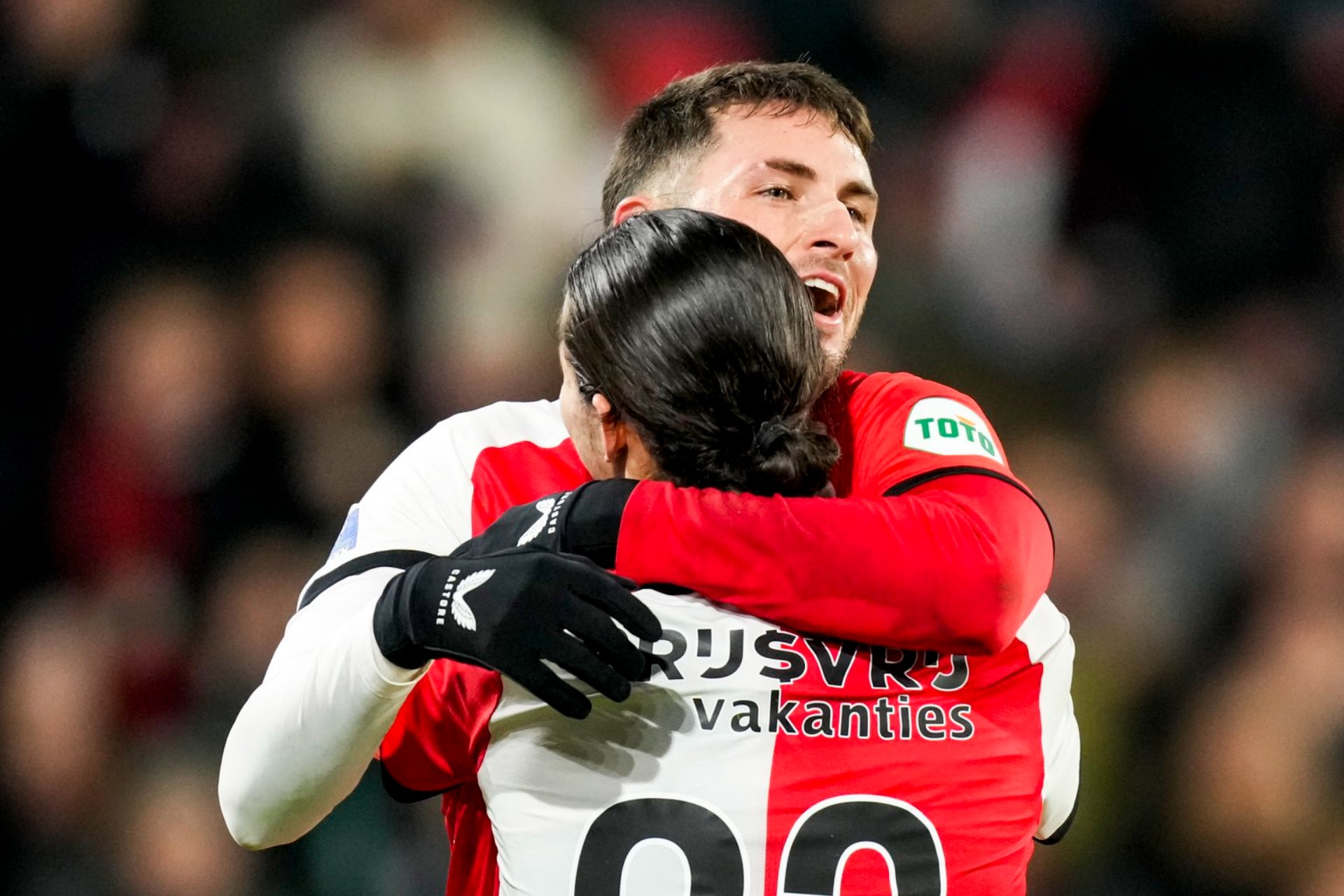 Santiago Giménez lidera con un triplete la goleada del Feyenoord ante el Heracles Santiago Giménez lidera con un triplete la goleada del Feyenoord ante el Heracles