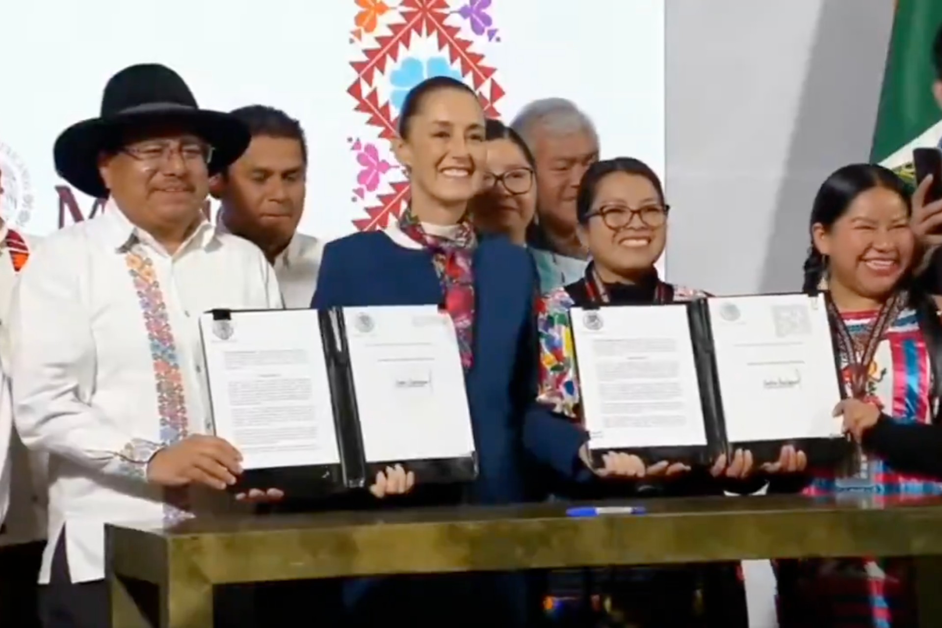 Sheinbaum firma la reforma indígena en 57 lenguas y una comisión de justicia para pueblos Sheinbaum firma la reforma indígena en 57 lenguas y una comisión de justicia para pueblos