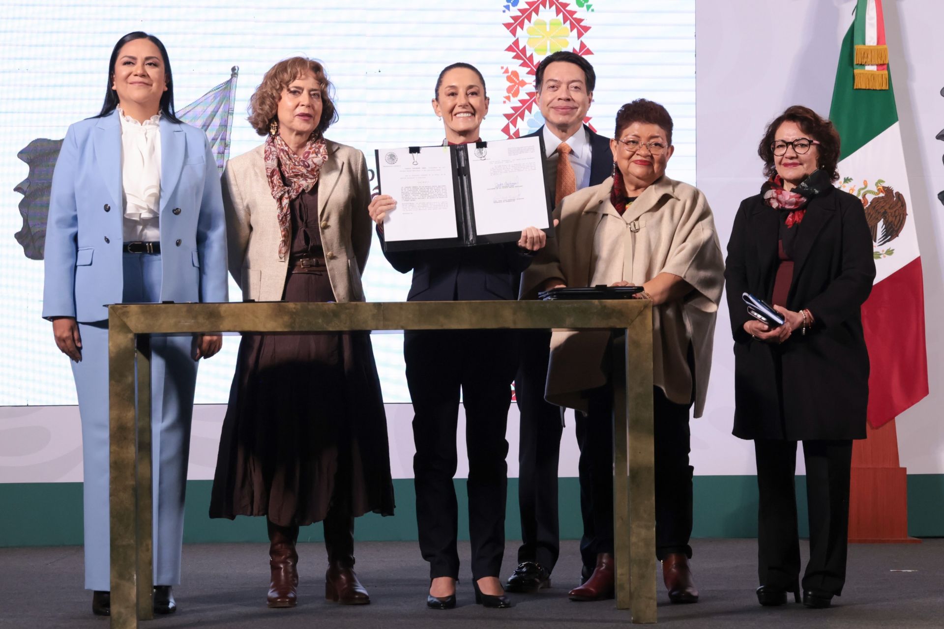 Sheinbaum firma decretos para garantizar vivienda, proteger a animales y crear la Universidad Nacional Rosario Castellanos Sheinbaum firma decretos para garantizar vivienda, proteger a animales y crear la Universidad Nacional Rosario Castellanos