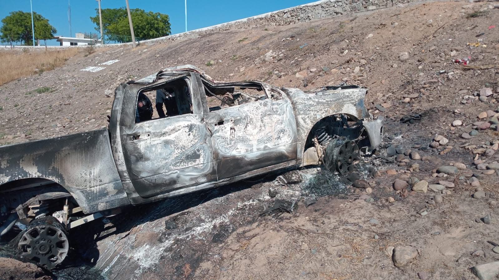 Vehículos calcinados tras enfrentamiento en Sinaloa Vehículos calcinados tras enfrentamiento en Sinaloa