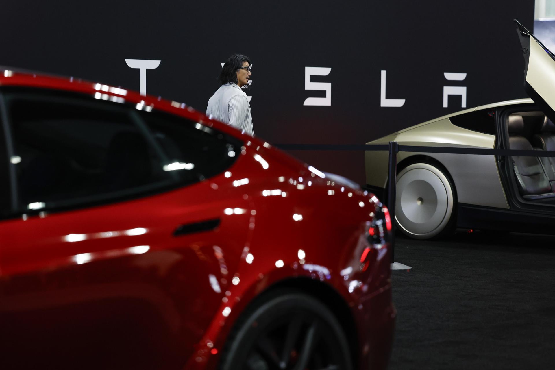 EE.UU. inicia una investigación del sistema de conducción remota de 2 mil 58 millones de Tesla