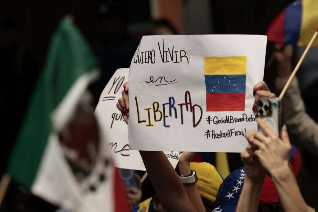 Venezolanos protestan en la embajada en México previo a investidura presidencial - 206fa64e7d6e98664b505524169594a5b609b759w-1024x683