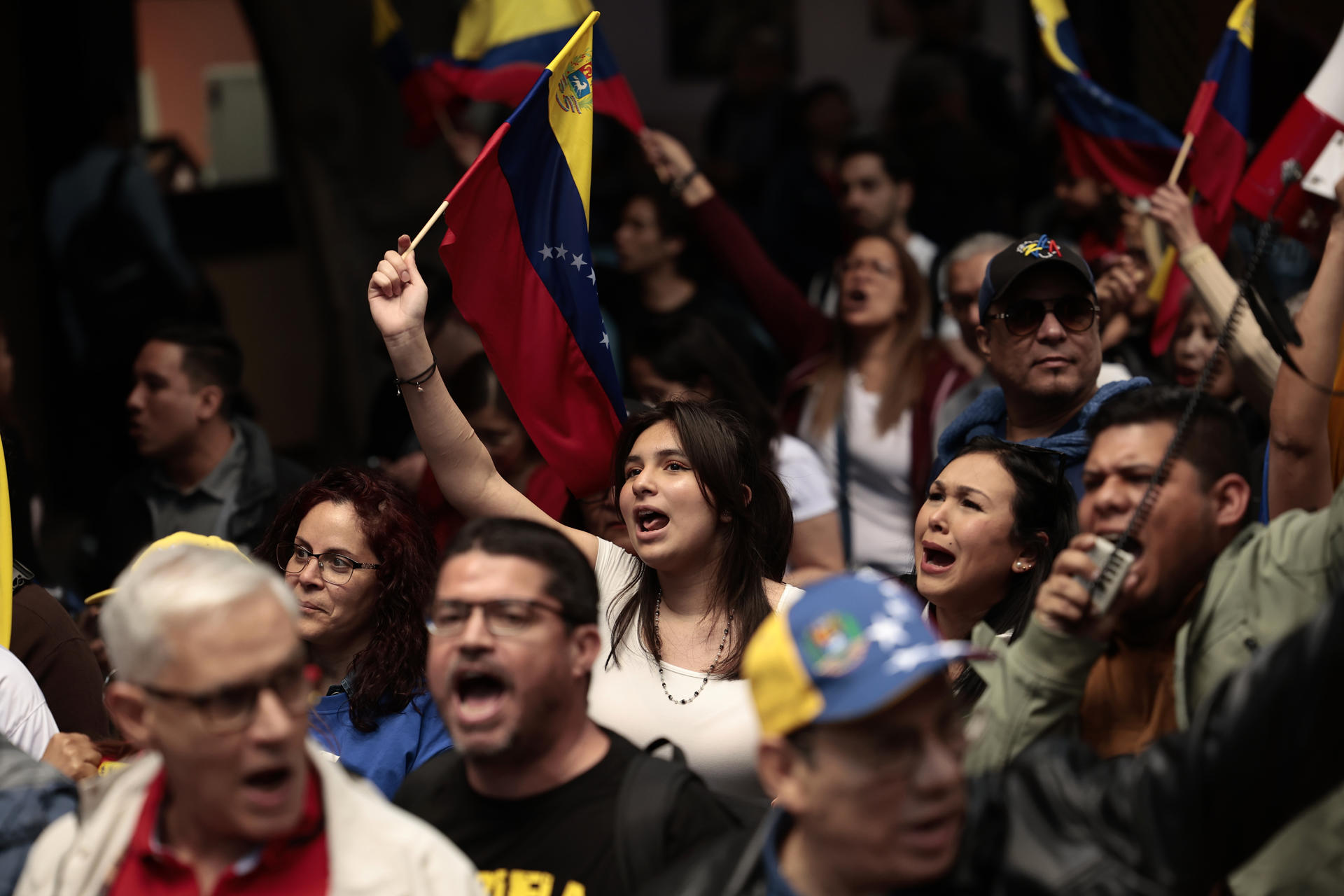 Venezolanos protestan en la embajada en México previo a investidura presidencial