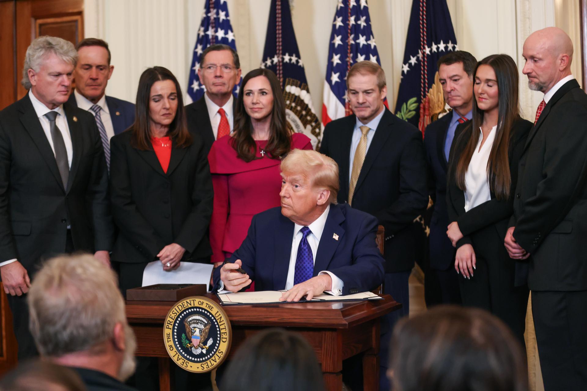 Trump firma decreto para prohibir la enseñanza de teorías de raza y género en las escuelas Trump firma decreto para prohibir la enseñanza de teorías de raza y género en las escuelas