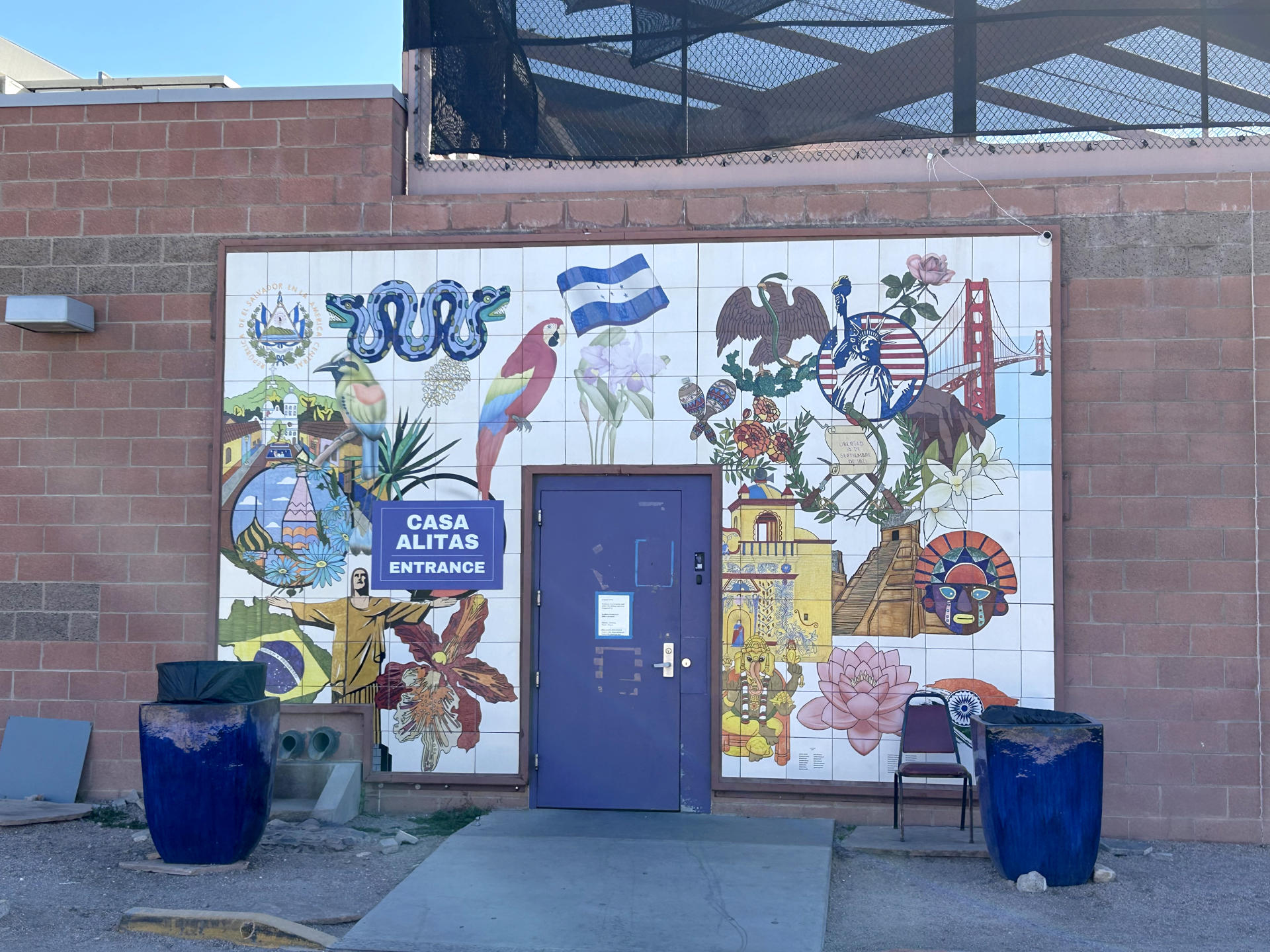 Activistas piden en puente México-EE.UU. apoyo a deportados sin “dinero ni dónde quedarse” Activistas piden en puente México-EE.UU. apoyo a deportados sin “dinero ni dónde quedarse”