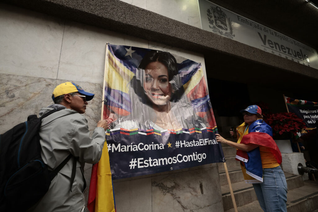 Venezolanos protestan en la embajada en México previo a investidura presidencial - 5722a310169fd8e5cd3f3486bdc032f0251e7d59w-1024x683