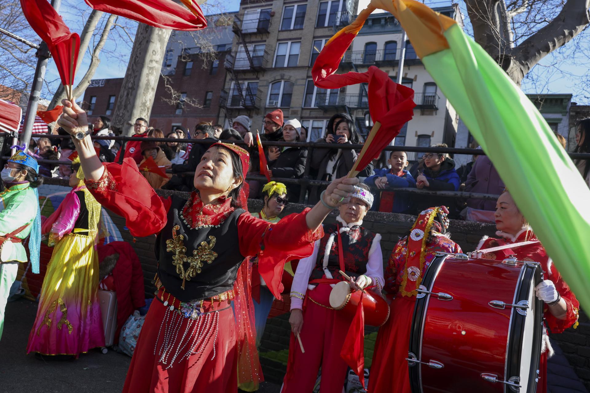 Nueva York celebra año nuevo chino al son de tambores, dragones y fuegos artificiales