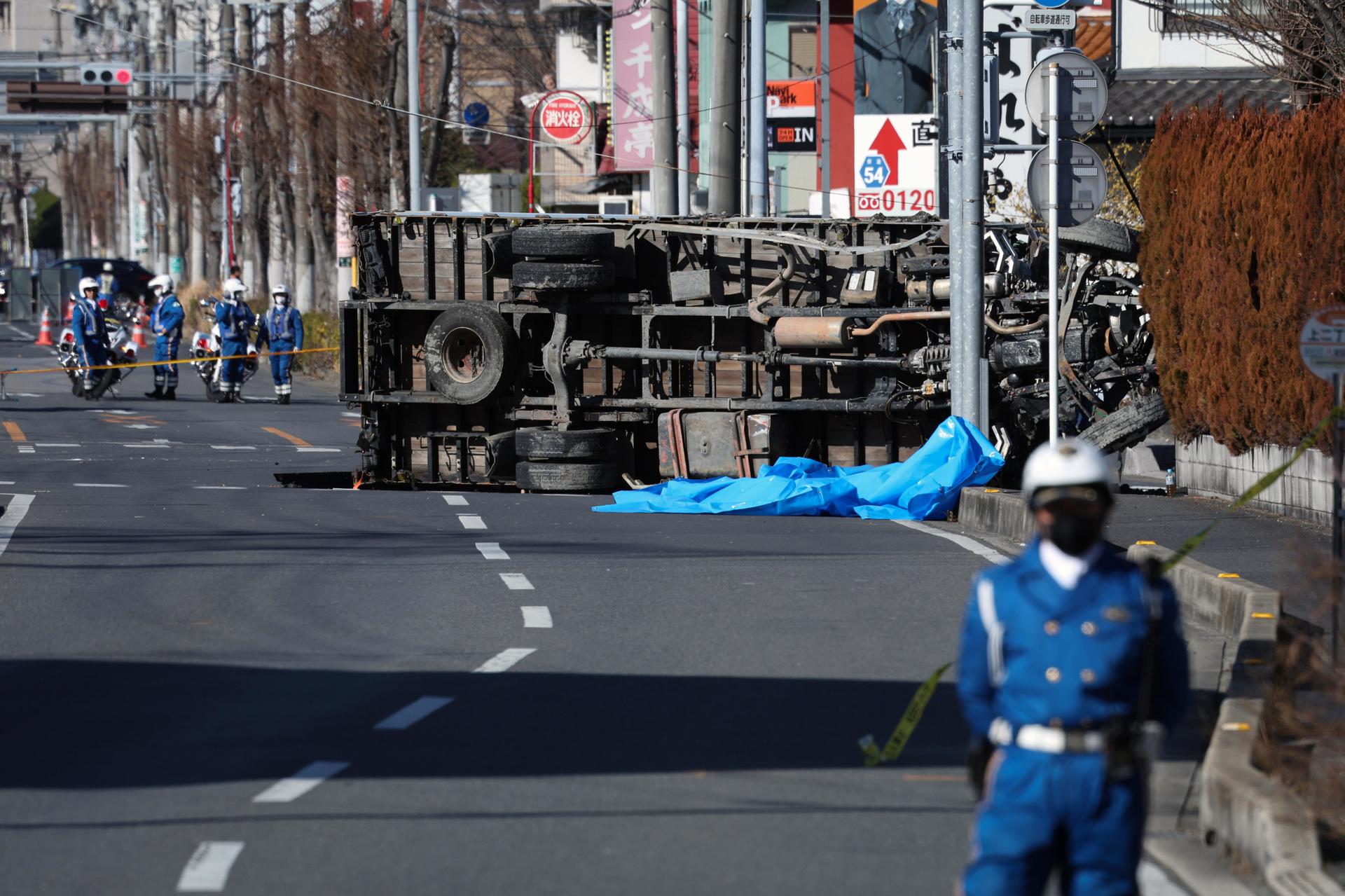 Los rescatistas tardarán días en poder acceder al hombre atrapado en gran socavón en Japón