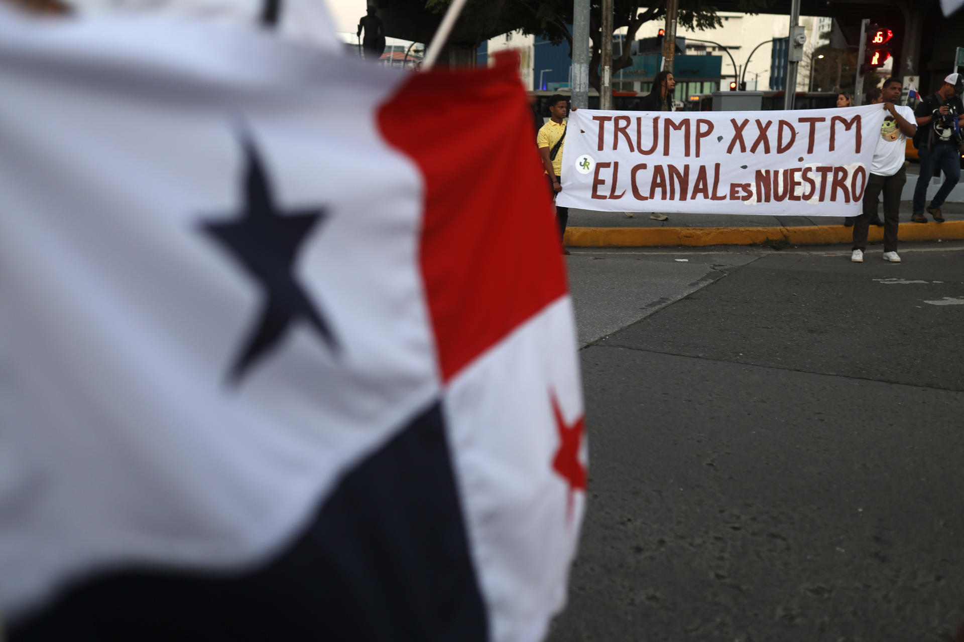 Panameños agitan el fervor patriótico en defensa del Canal con la “siembra de banderas”
