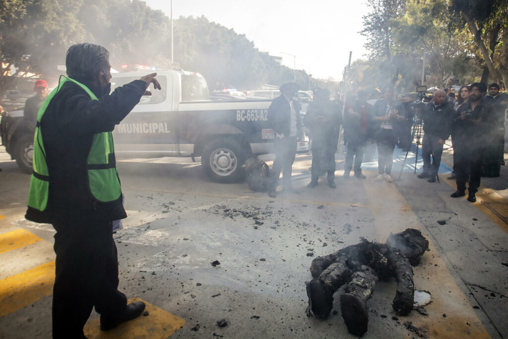 Activistas promigrantes queman figura de policía en protesta por abusos en Tijuana - 78094d5d25ceb176d42e8052a8d53a85cd6d7f8dw-1024x683