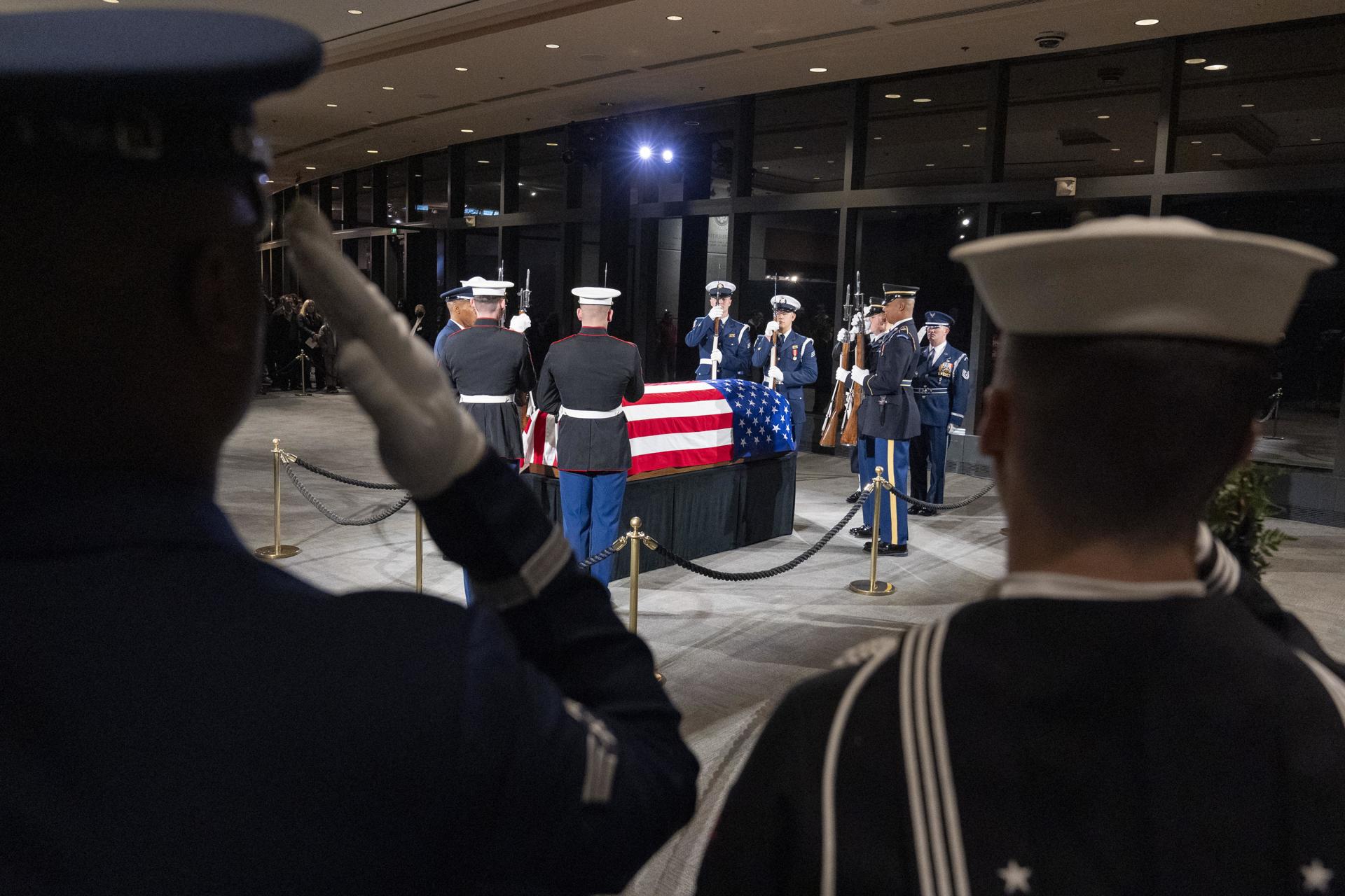 Cientos se acercan a la capilla ardiente del expresidente Jimmy Carter en Atlanta