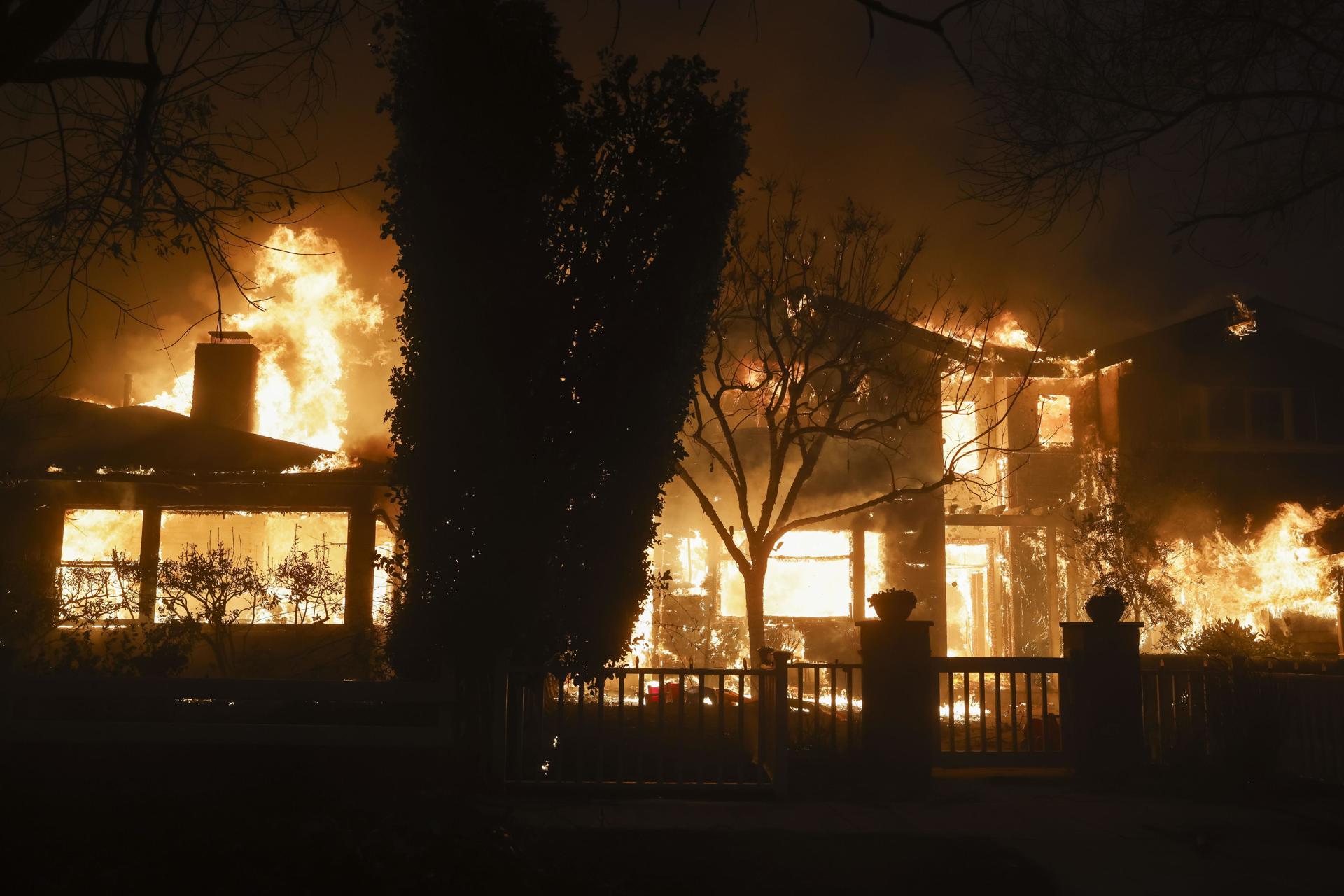 Estado de emergencia en Los Ángeles por incendios forestales