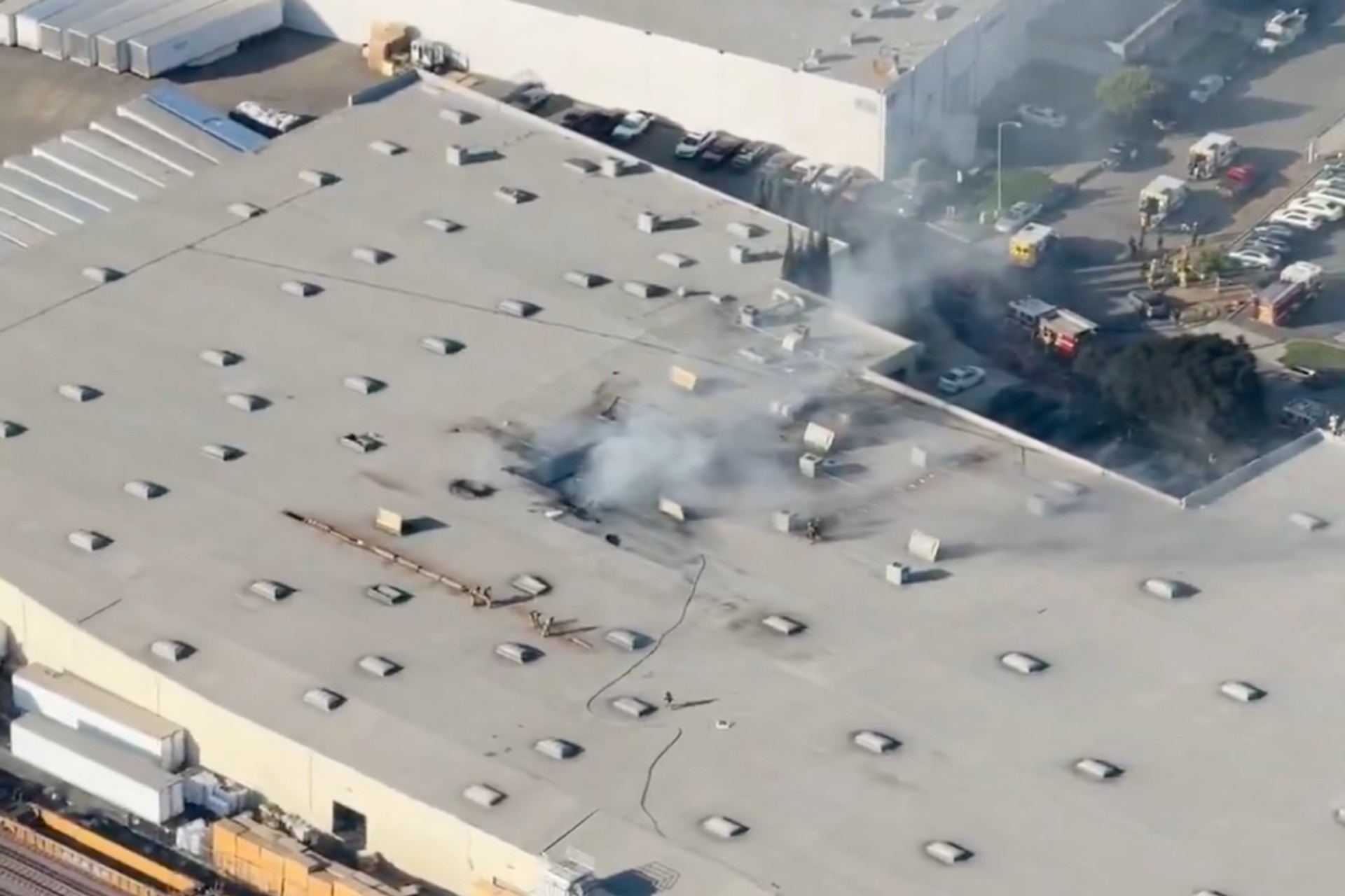 Dos muertos y 18 heridos al chocar un avión contra un almacén en California Dos muertos y 18 heridos al chocar un avión contra un almacén en California