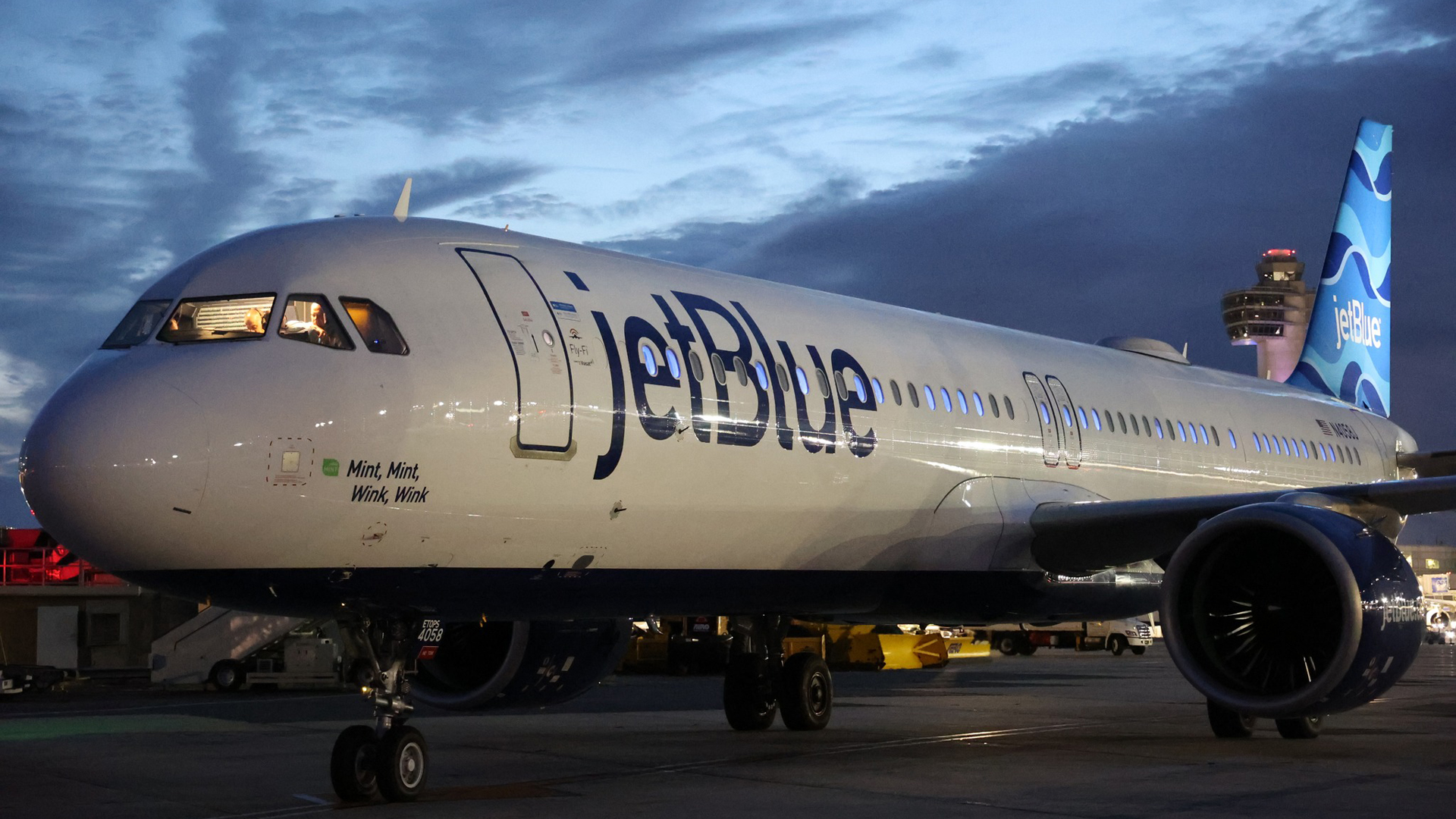 Aparecen dos cadáveres en tren de aterrizaje de avión JetBlue que llegó a Florida