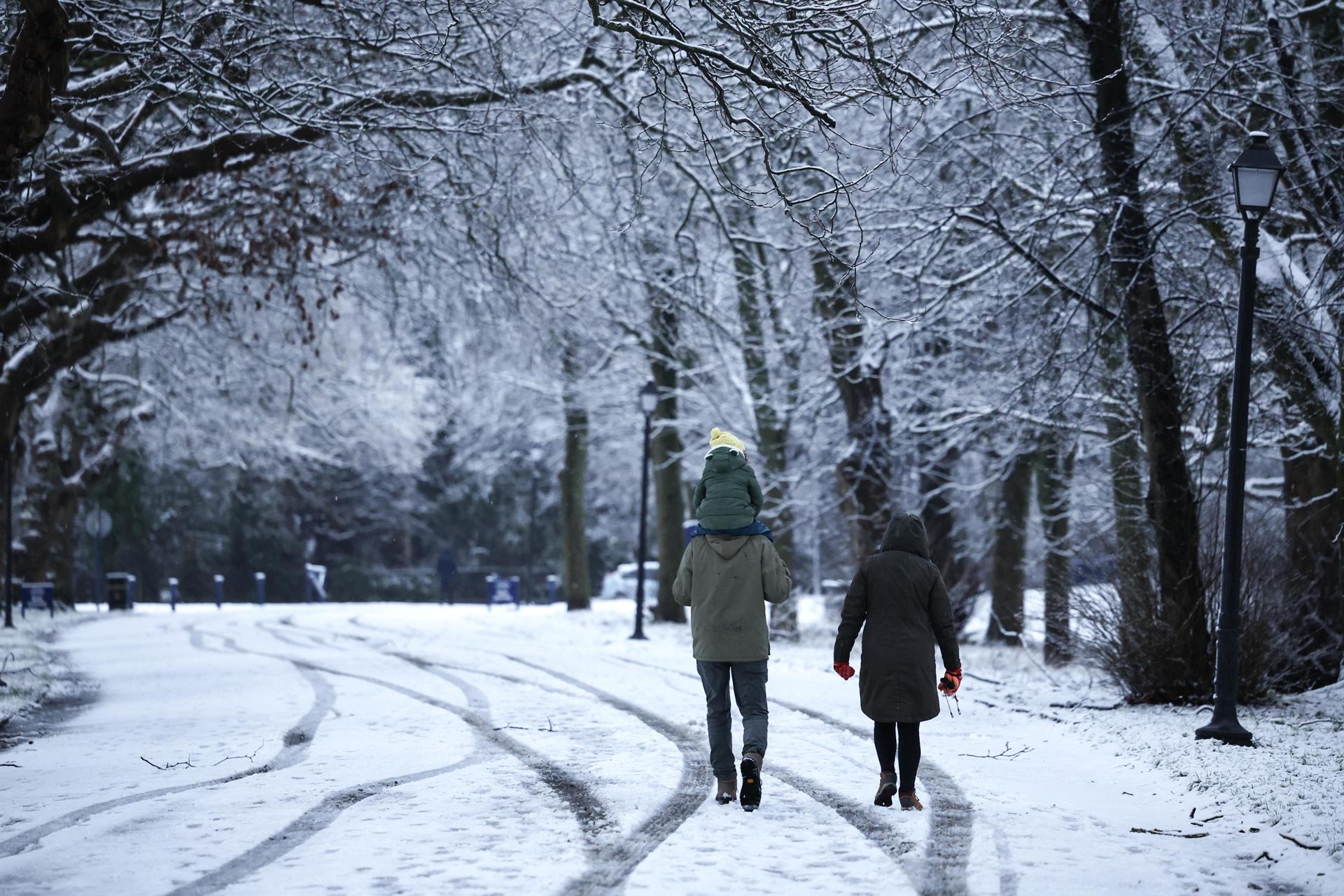 Aeropuertos de Reino Unido cierran sus pistas y suspenden vuelos por fuertes nevadas Aeropuertos de Reino Unido cierran sus pistas y suspenden vuelos por fuertes nevadas