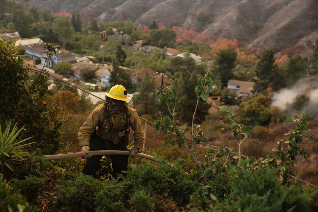 Bomberos continúan la lucha contra los incendios de Los Ángeles; temen por pronóstico de fuertes vientos - bomberos-continuan-la-lucha-contra-los-incendios-de-los-angeles-temen-por-pronostico-de-fuertes-vientos-2-1024x683