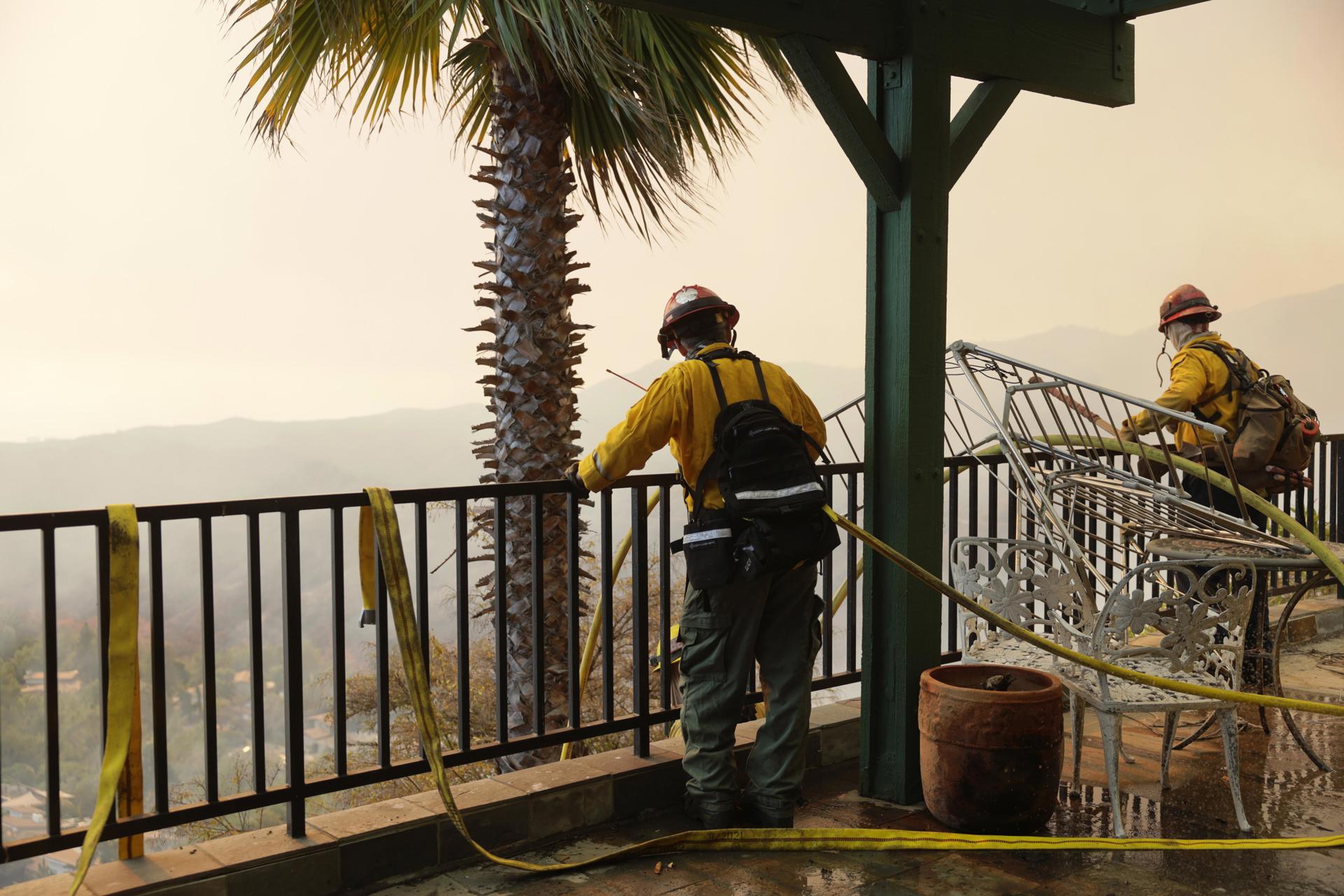 Bomberos continúan la lucha contra los incendios de Los Ángeles; temen por pronóstico de fuertes vientos