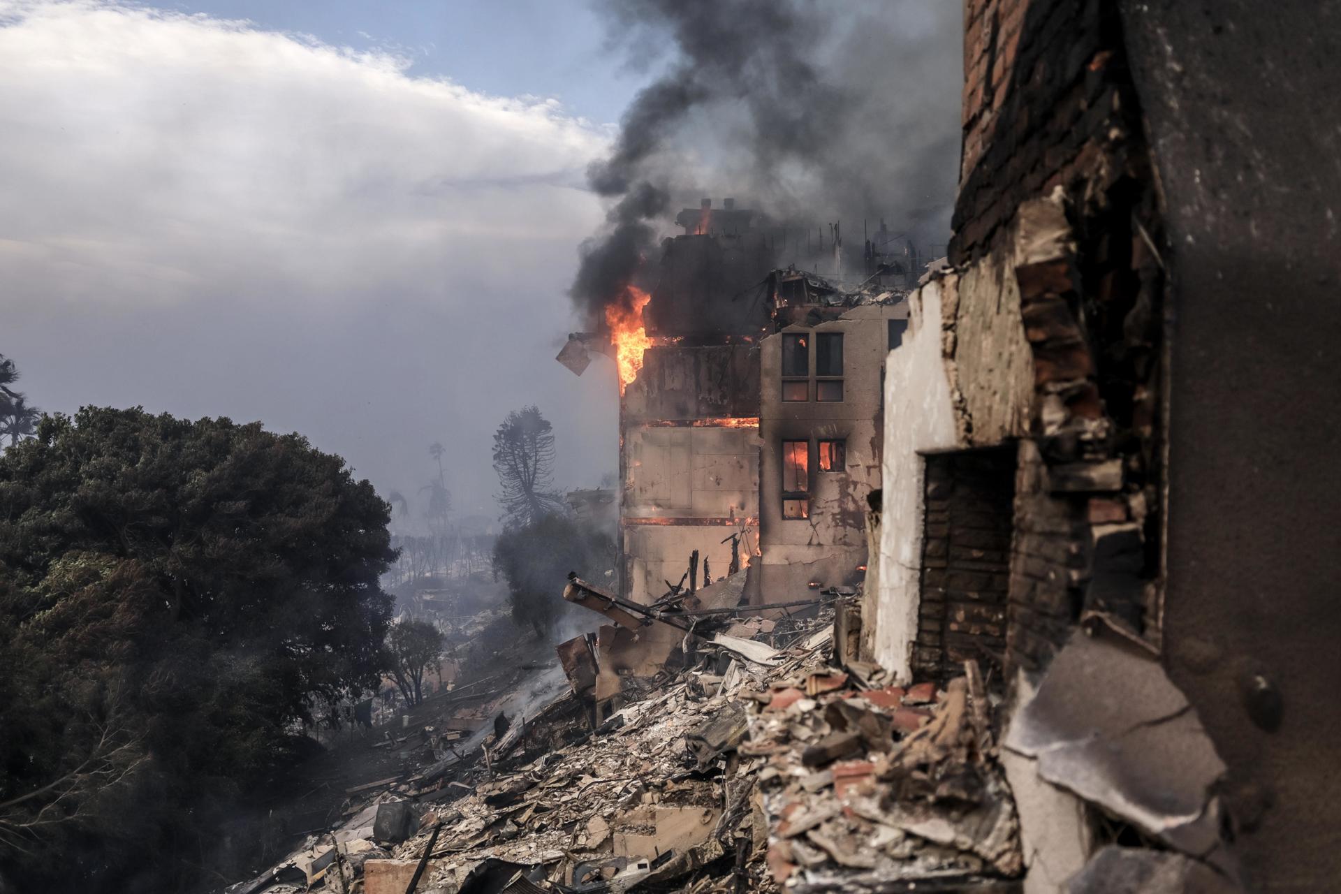 Biden promete cubrir el 100 % de los gastos para los fuegos de California durante 180 días Biden promete cubrir el 100 % de los gastos para los fuegos de California durante 180 días