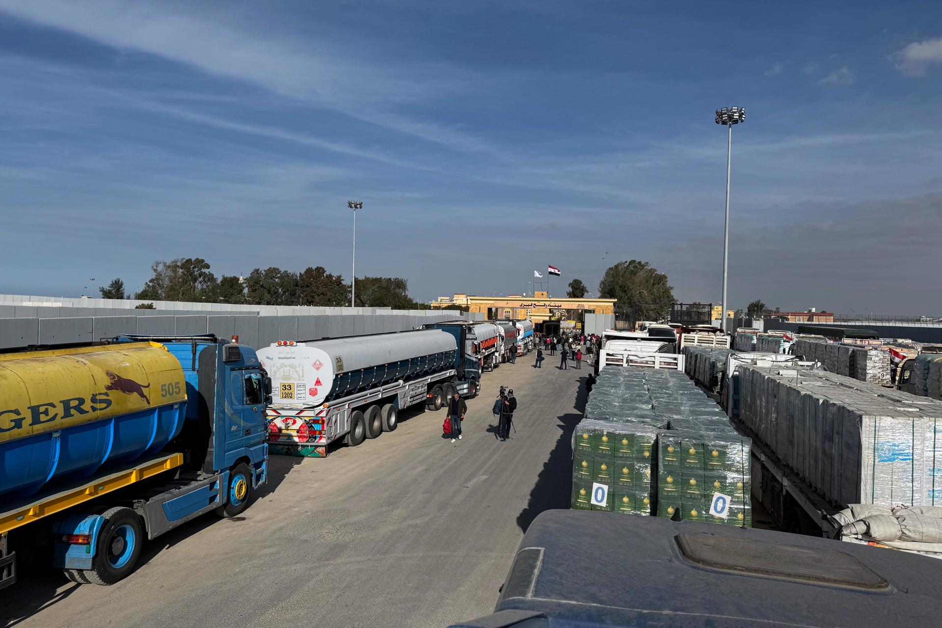 Entran a Gaza primeros camiones con ayuda humanitaria