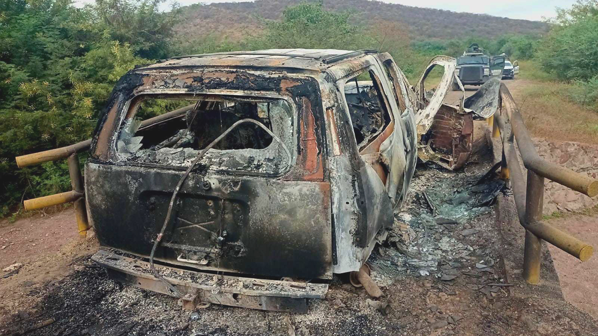 Estallan camioneta en Michoacán; hay dos víctimas Estallan camioneta en Michoacán; hay dos víctimas