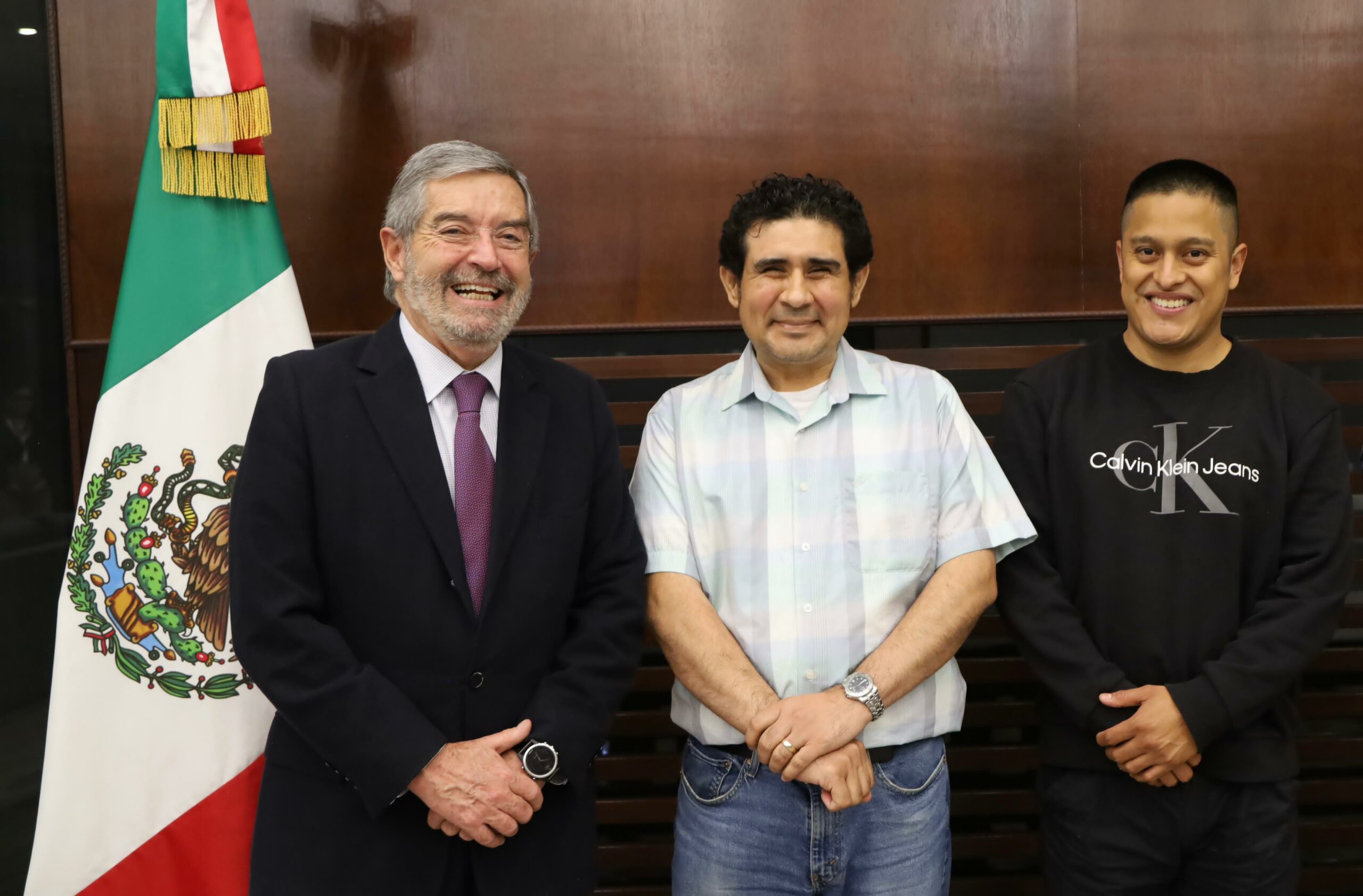 Canciller De la Fuente recibe a mexicanos secuestrados por hutíes