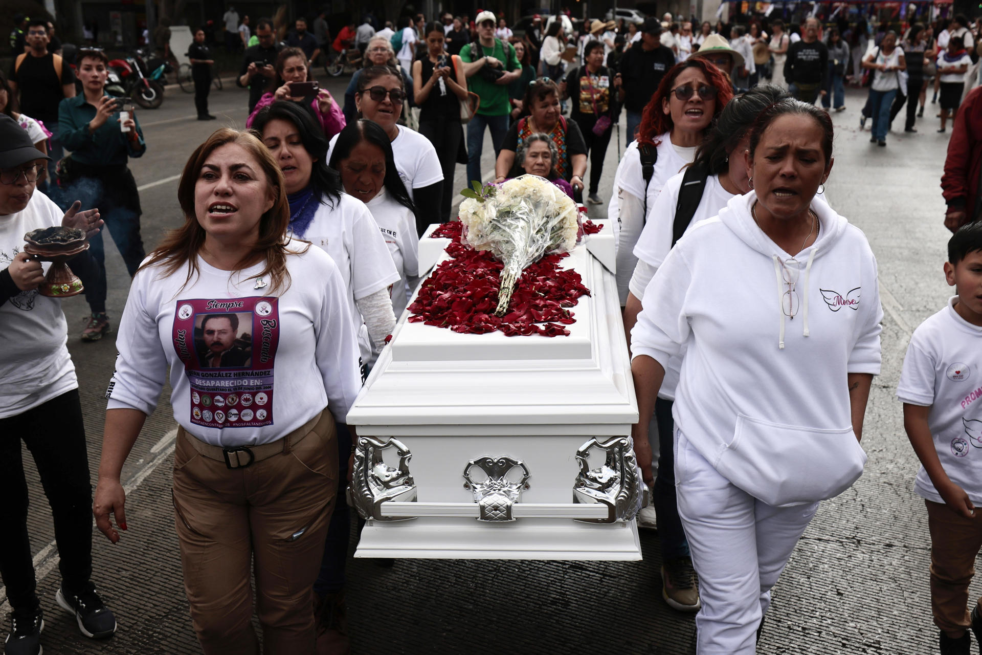 Una madre halla a su hija desaparecida y lleva sus restos al corazón de la CDMX Una madre halla a su hija desaparecida y lleva sus restos al corazón de la CDMX