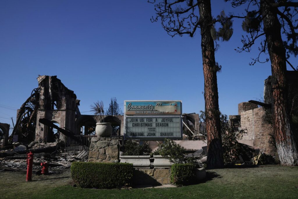 Cientos de presos arriesgan sus vidas en la batalla contra los incendios de Los Ángeles - cientos-de-presos-arriesgan-sus-vidas-en-la-batalla-contra-los-incendios-de-los-angeles-1024x683