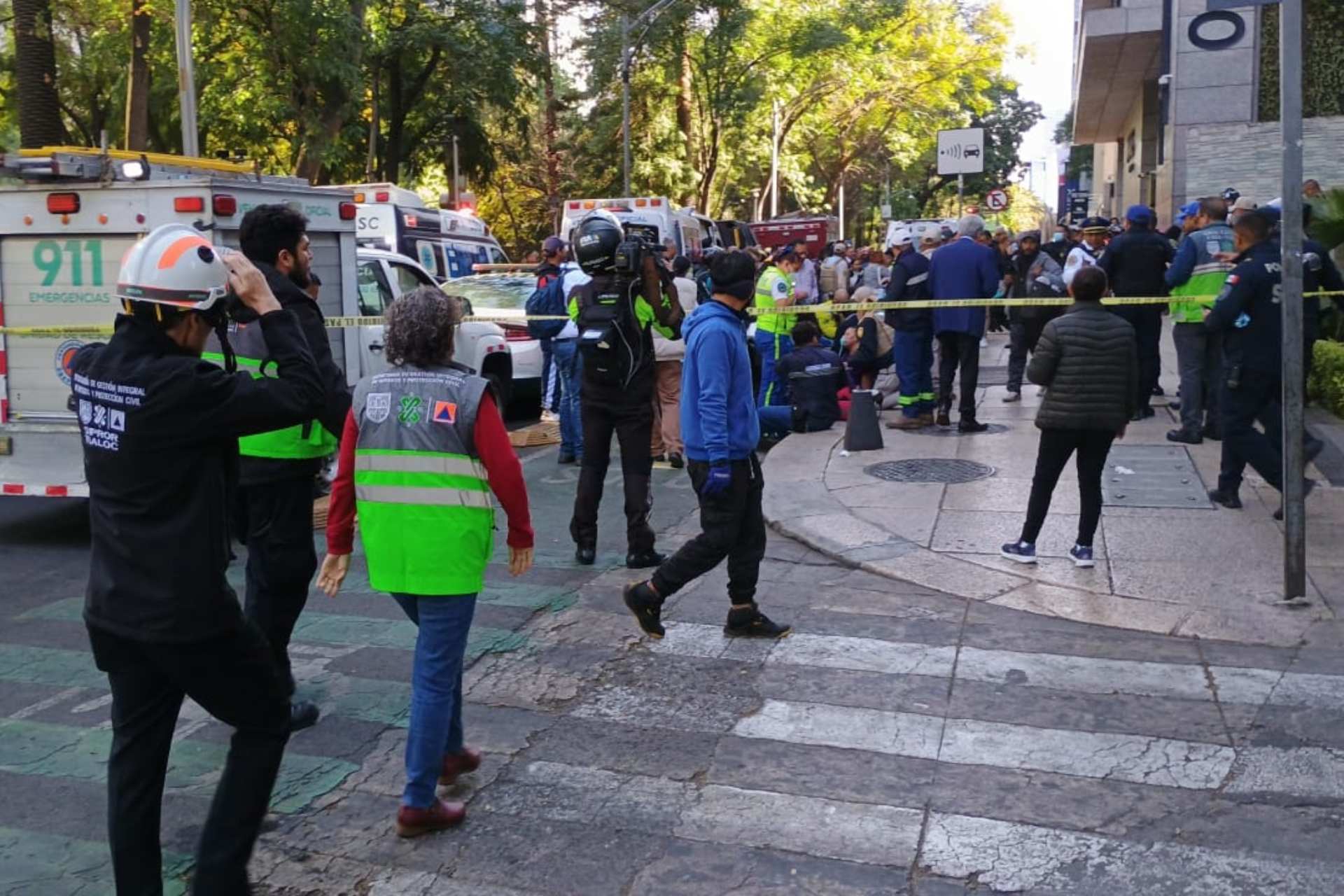 Cortocircuito en edificio de Paseo de la Reforma provoca evacuación de mil 500 personas