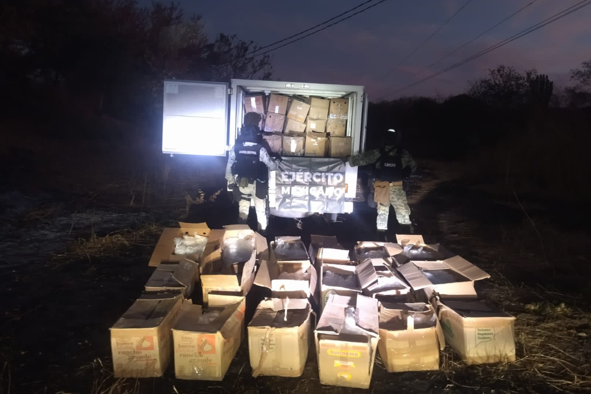 Aseguran camión con 1.4 toneladas de metanfetamina en Culiacán, Sinaloa Aseguran camión con 1.4 toneladas de metanfetamina en Culiacán, Sinaloa