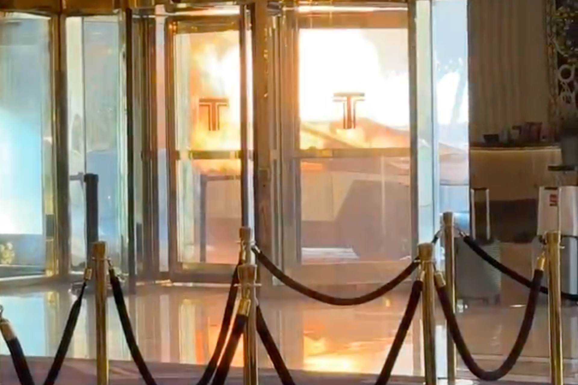 #Videos Cybertruck explota frente a Hotel Trump en Las Vegas, Nevada; hay un muerto #Videos Cybertruck explota frente a Hotel Trump en Las Vegas, Nevada; hay un muerto