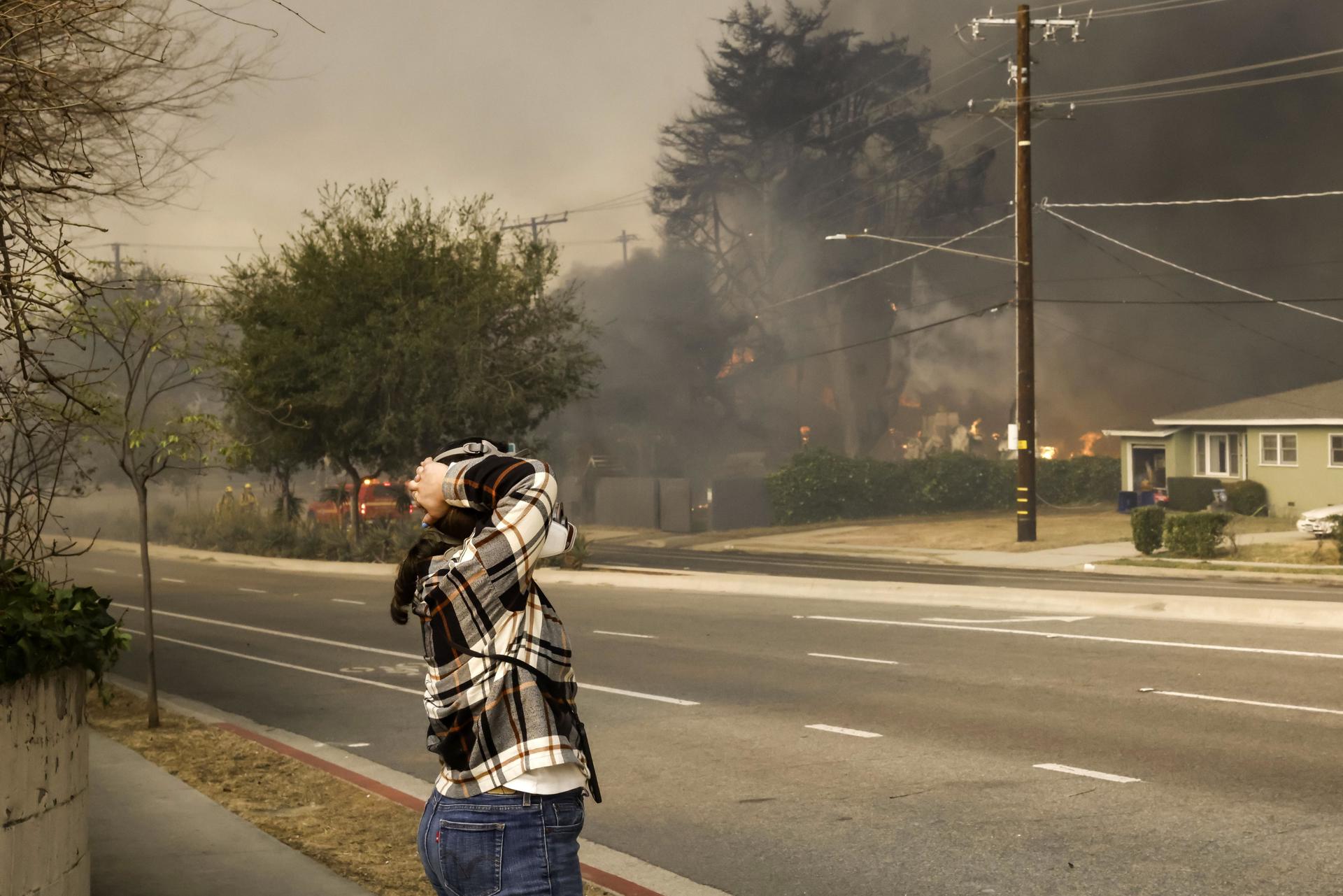 Residentes ignoran órdenes de evacuación en Los Ángeles para tratar de salvar sus casas Residentes ignoran órdenes de evacuación en Los Ángeles para tratar de salvar sus casas