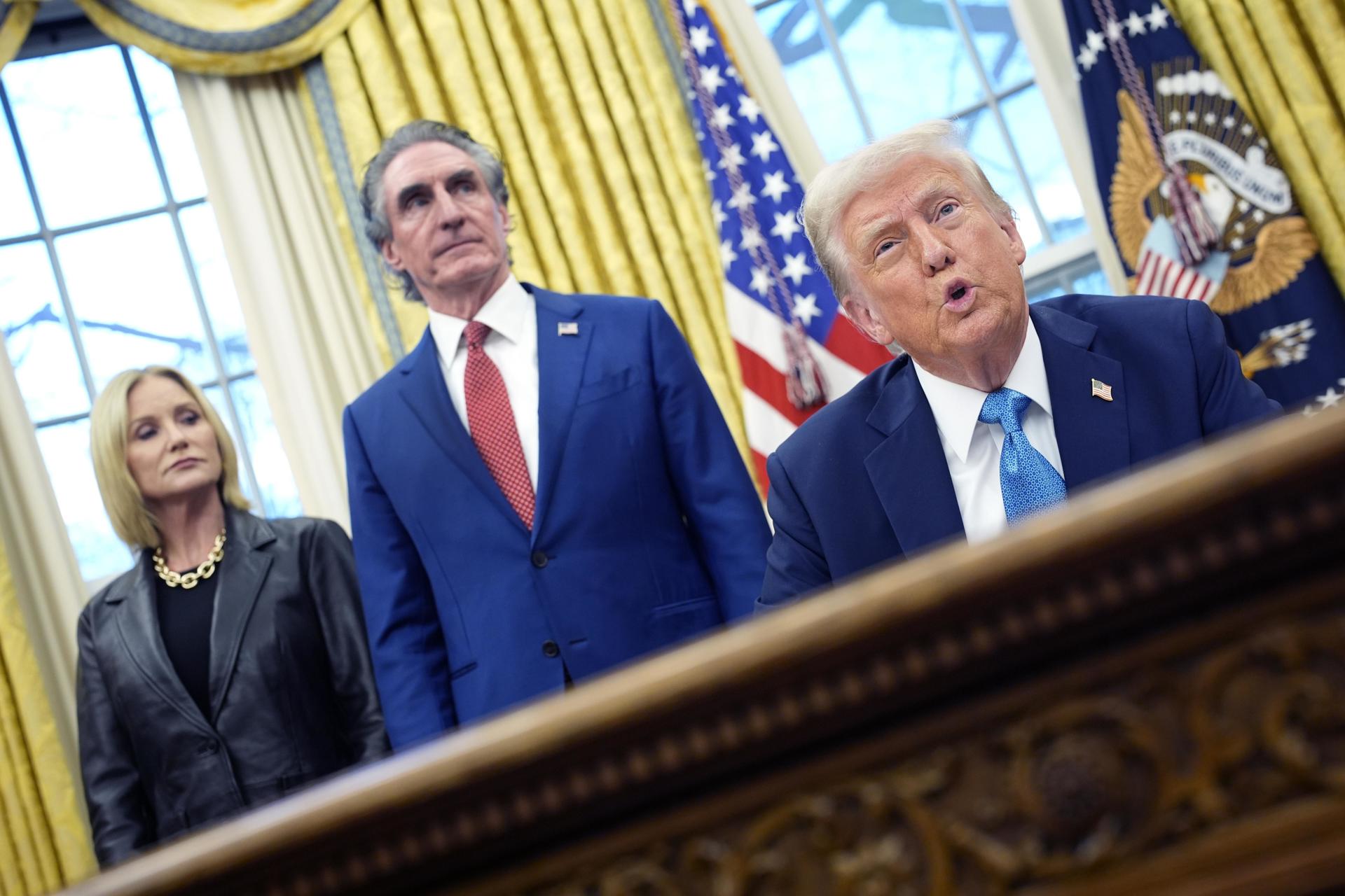 Trump impondrá aranceles al petróleo y el gas a partir del 18 de febrero