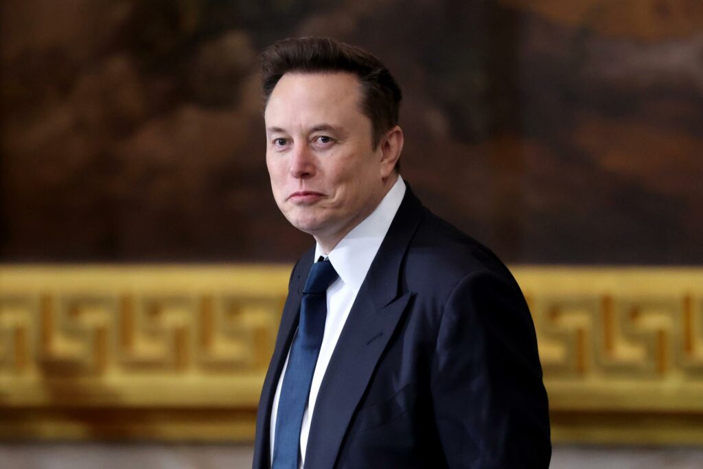 Tesla avisa que Musk podría irse si no se le concede un billón de dólares en acciones