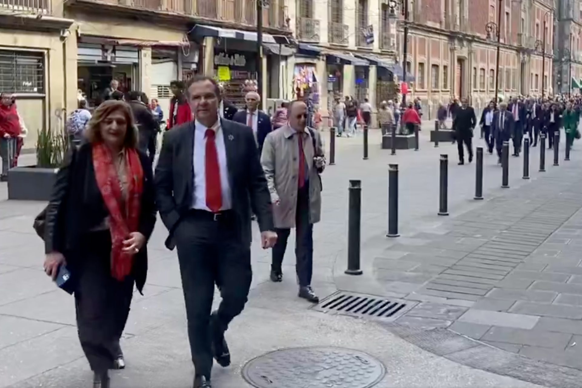 Sheinbaum se reúne en Palacio Nacional con embajadores y cónsules