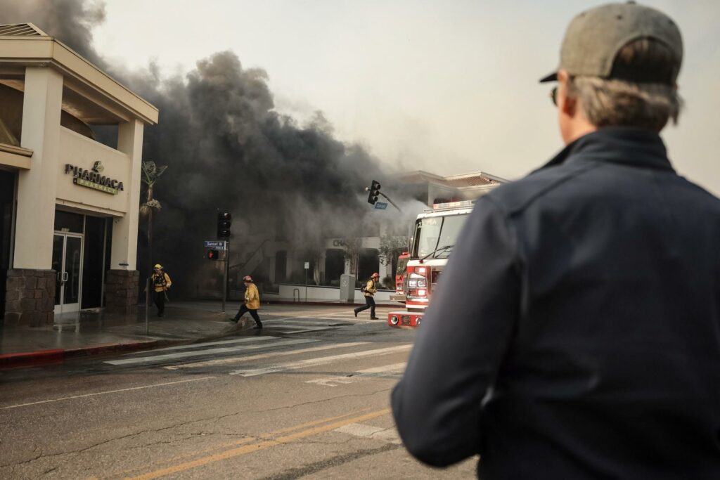 Residentes ignoran órdenes de evacuación en Los Ángeles para tratar de salvar sus casas - f51f6e5b1554bdf2ce33dbbf8f18777ddcabbb53w-1024x683