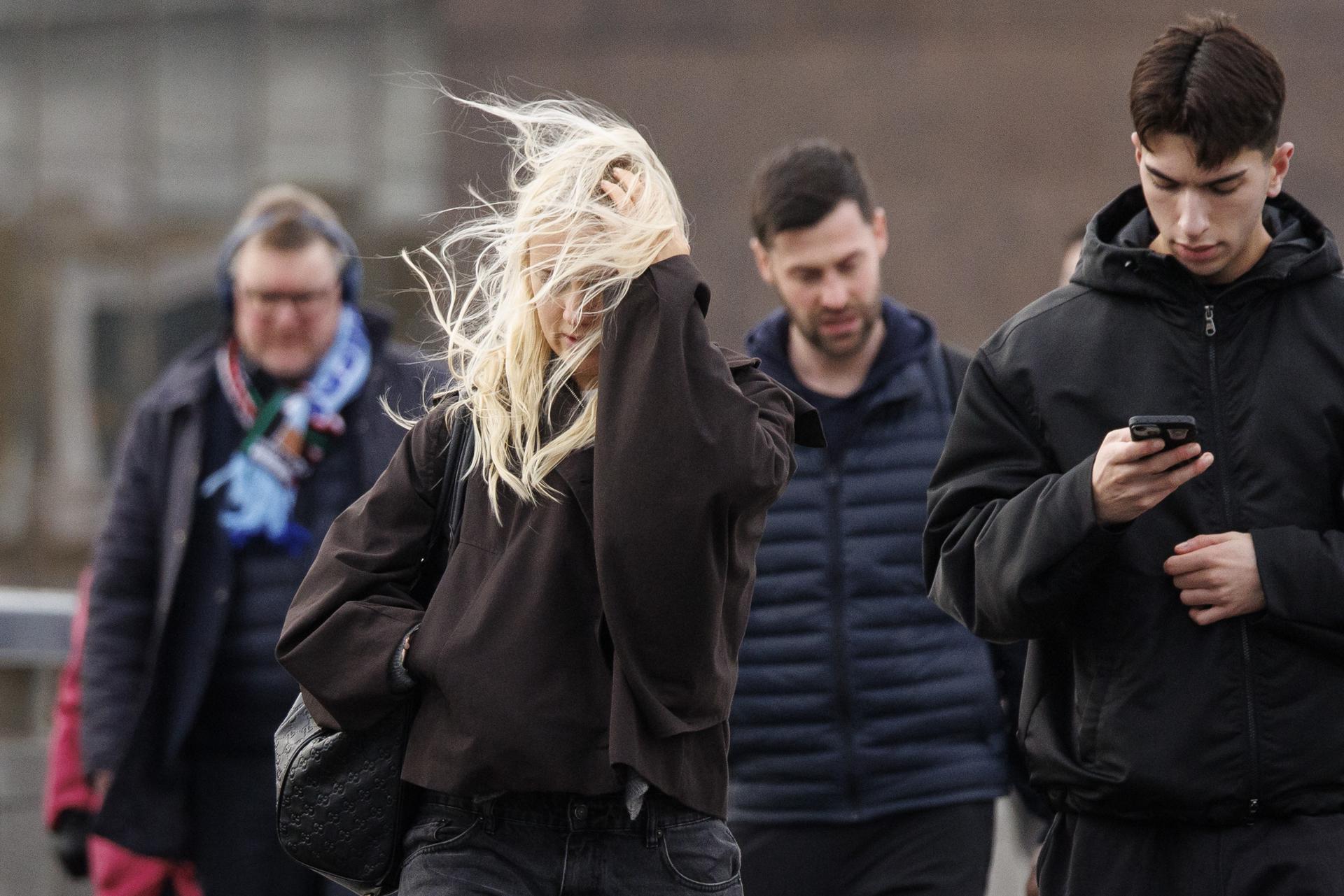 Retraso de vuelos y cierre de escuelas por fuerte temporal en Reino Unido Retraso de vuelos y cierre de escuelas por fuerte temporal en Reino Unido