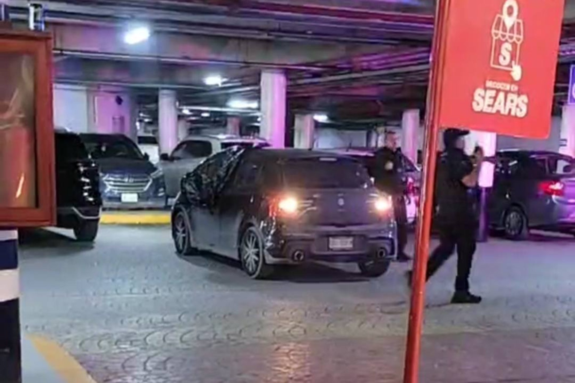 Matan a hombre en plaza comercial de Cancún; Fiscalía de QR lo relaciona con pugnas entre criminales Matan a hombre en plaza comercial de Cancún; Fiscalía de QR lo relaciona con pugnas entre criminales