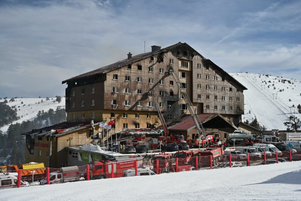 #Video Incendio en hotel de esquí en Turquía deja más de 60 muertos - hotel-en-estacion-de-esqui-en-turquia-1024x683