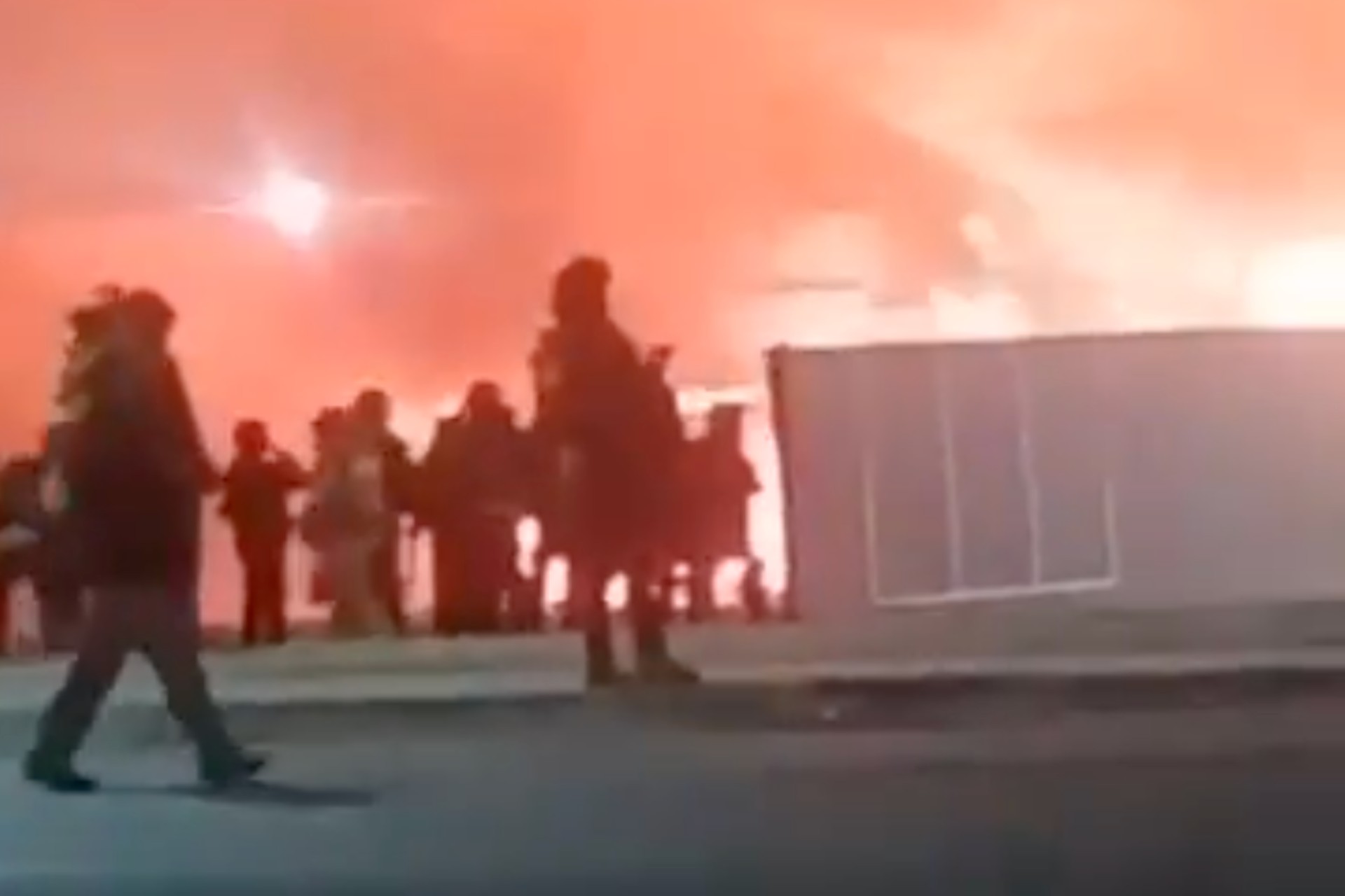 Migrantes incendian campamento tras operativo en Chihuahua